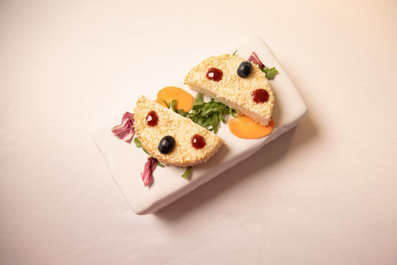 Hotel Villa Pascucci Durrës Exterior foto A decorated cheese and fruit platter