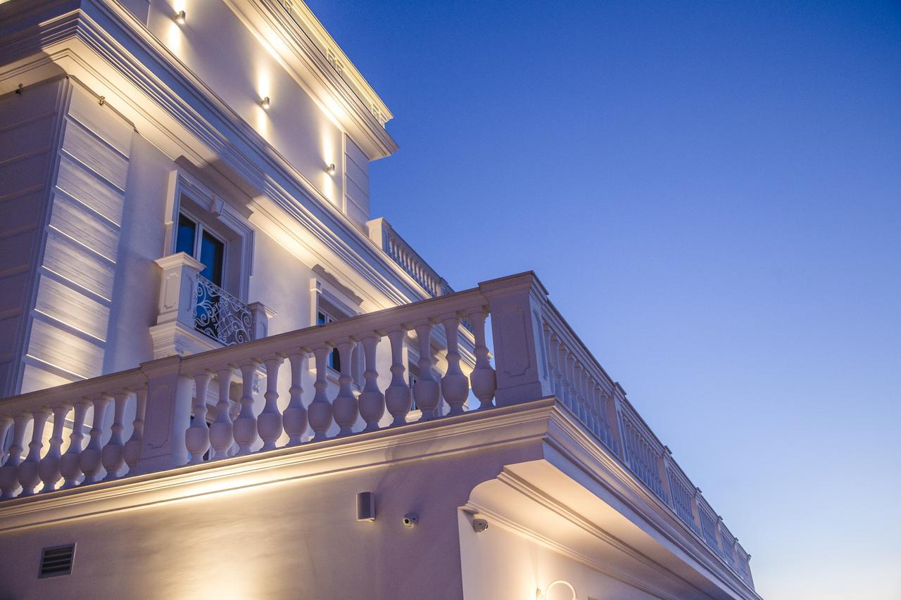 Hotel Villa Pascucci Durrës Exterior foto The hotel at night
