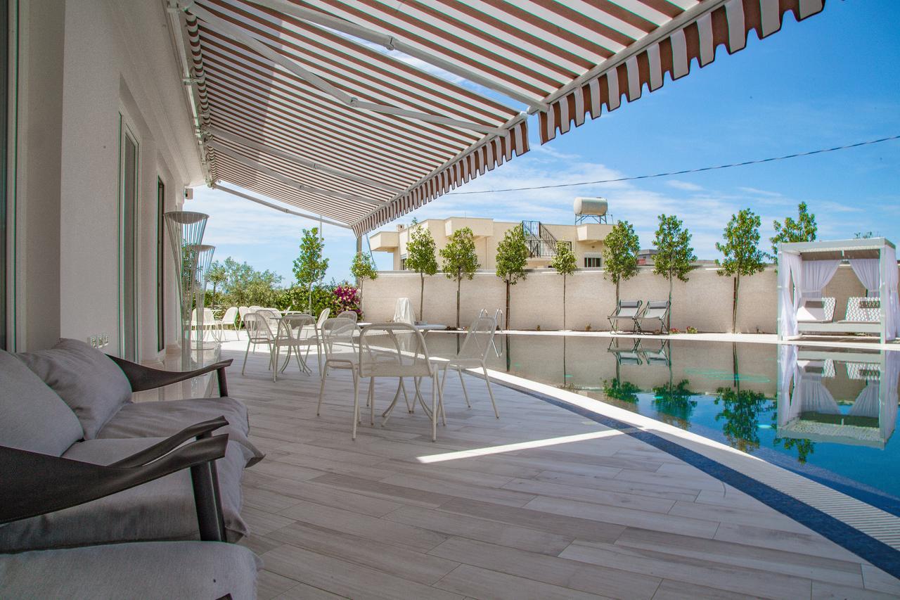 Hotel Villa Pascucci Durrës Exterior foto A retractable awning