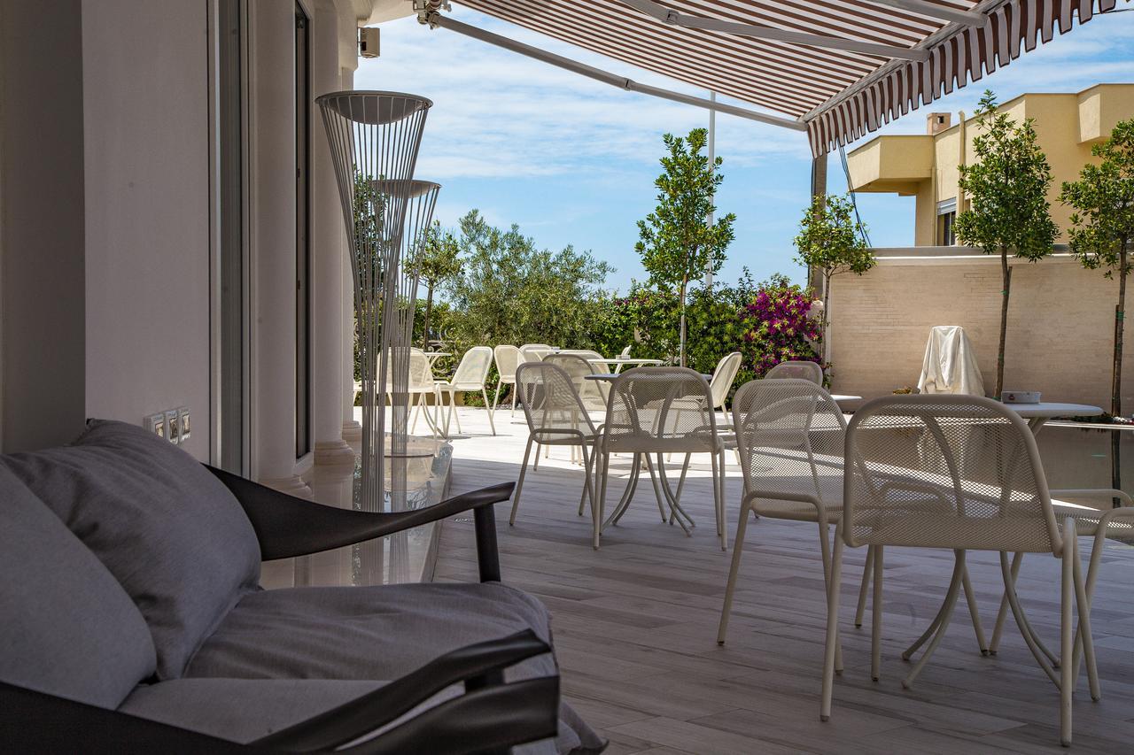 Hotel Villa Pascucci Durrës Exterior foto A balcony