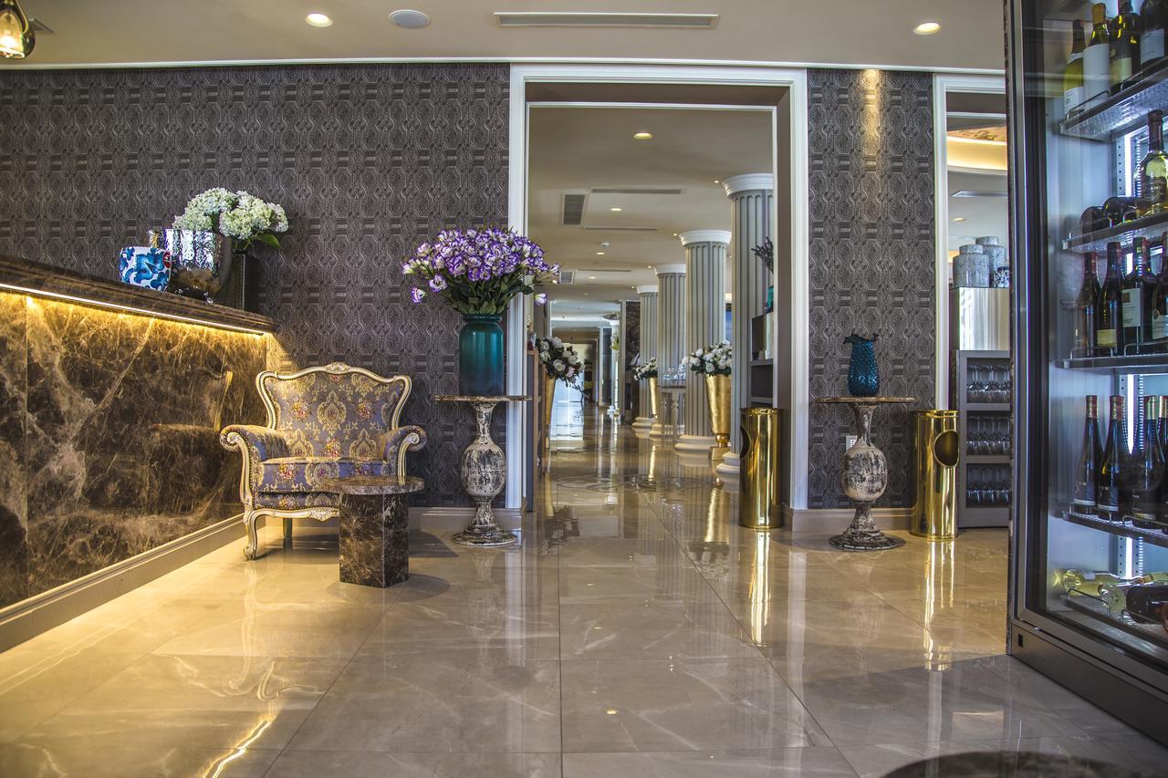 Hotel Villa Pascucci Durrës Exterior foto The lobby of the hotel