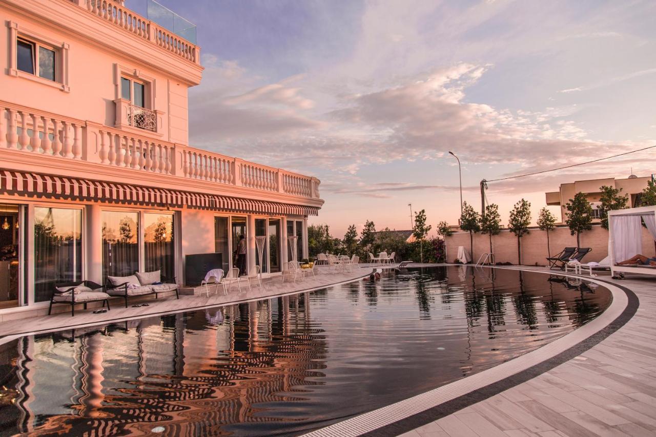 Hotel Villa Pascucci Durrës Exterior foto The resort's main pool