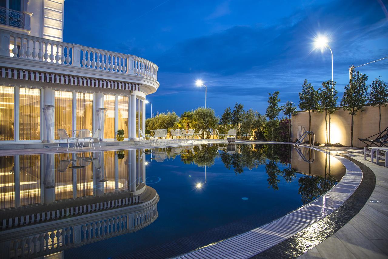 Hotel Villa Pascucci Durrës Exterior foto The pool at the clubhouse